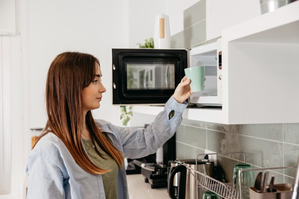 deep cleaning of microwave